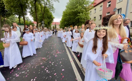 Najświętszy Sakrament na ulicach miast i wsi - FILM, FOTO