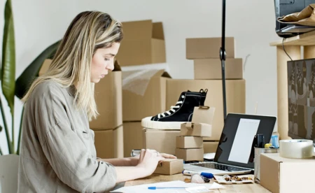 Kiedy sprzedaż wysyłkowa wymaga kasy fiskalnej? Obowiązki e-commerce w pigułce