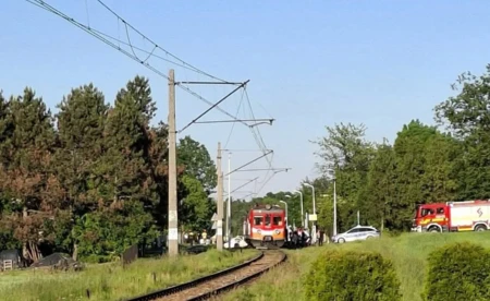 Jedna osoba poszkodowana po zderzeniu z pociągiem. Są utrudnienia