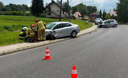 Zderzenie dwóch aut na Wadowickiej. Droga w Porębie Wielkiej zablokowana