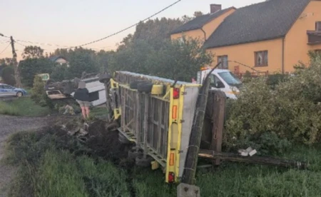 Jechał za szybko i dachował busem z przyczepą