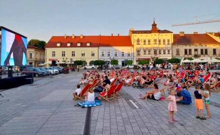 Leżaki, filmy i rynek. Oświęcim zaprasza na plenerowe kino