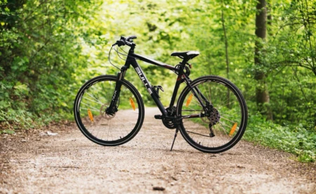 Pijany rowerzysta wjechał w pole uprawne. Jego stan jest poważny