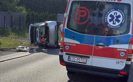 Dachowanie samochodu w Osieku. Są utrudnienia na drodze