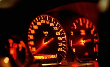 Przez wieś pędził prawie 140 km na godz. Stracił prawo jazdy