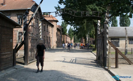 Nazistowskie gesty Kolumbijczyka w miejscu pamięci Auschwitz