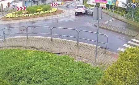 Skoda wymusiła pierwszeństwo na Hyundaiu. Policja szuka sprawcy kolizji - FILM