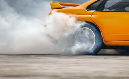 Driftował „beemką” jadąc ruchliwą drogą przez Zaborze