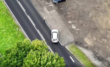 Policyjny dron zarejestrował pijaną kobietę prowadzącą samochód - FILM