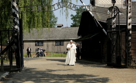 Przejmująca cisza w Auschwitz… 10 lat temu papież Franciszek odwiedził miejsce pamięci - FOTO