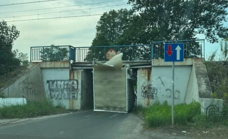 Nie zmieścił się pod wiaduktem. Droga zablokowana