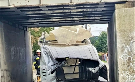 Nie zmieścił się pod wiaduktem. Kierowca słono zapłaci - FOTO