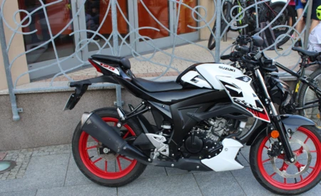 Zderzenie dwóch nastolatków, rowerzysty i motocyklisty