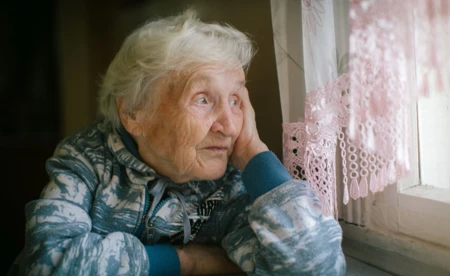 Seniorka z objawami demencji wyszła w nocy z domu. Pomogła jej młoda kobieta