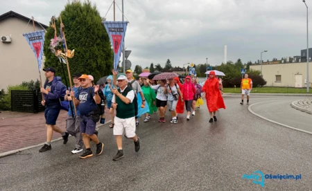 Pielgrzymi z Oświęcimia są już drugi dzień w drodze - FILM, FOTO