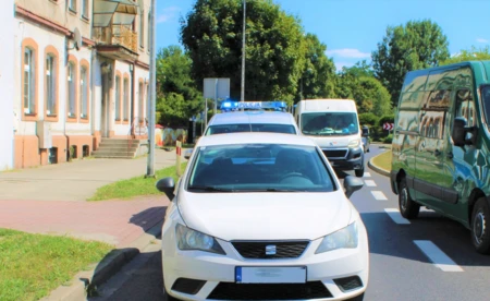 Zostawiła samochód na środku drogi i uciekła. Była po mieszance narkotyków - FOTO