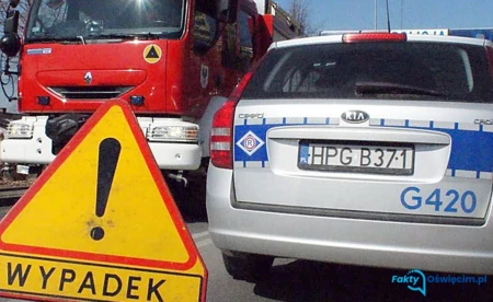 Zderzenie samochodu i skutera. Kierowca jednośladu w szpitalu