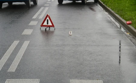 Zderzenie na Chemików. Senior z Renault uderzył w sygnalizator