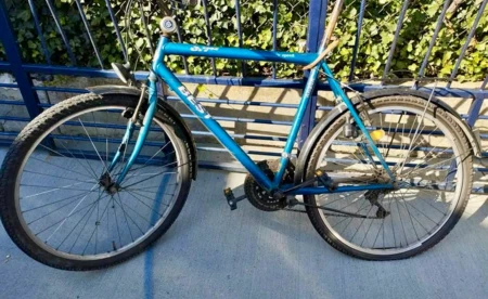 Kto przypiął rower do prywatnego ogrodzenia?