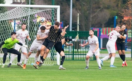 Lider gra w Juszczynie. Derby w Rajsku