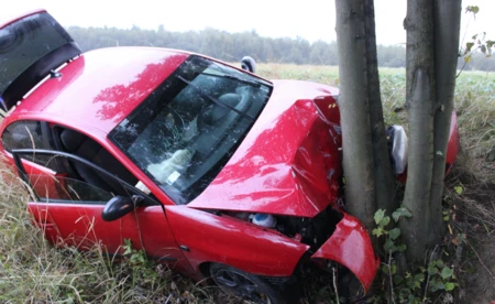 Seat uderzył w drzewo, Hyundai dachował. Kierowcy po narkotykach i alkoholu - FOTO