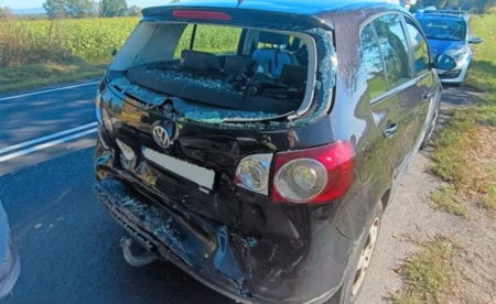 Tir uderzył w tył osobówki. Ratownicy zajęli się poszkodowaną