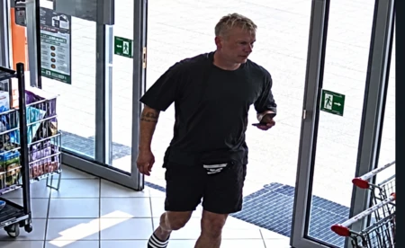 Tatuaż na łydce i blond włosy. Kto go rozpoznaje?
