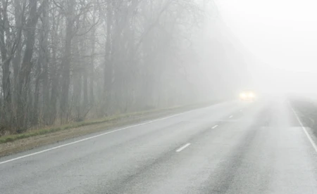 Noc z mgłą w powiecie. Zachowaj ostrożność na drodze