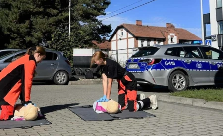 Kierowcy ćwiczą pierwszą pomoc z policją i młodzieżą - FOTO