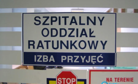 Zaatakował ratowników medycznych i zniszczył szpitalny sprzęt