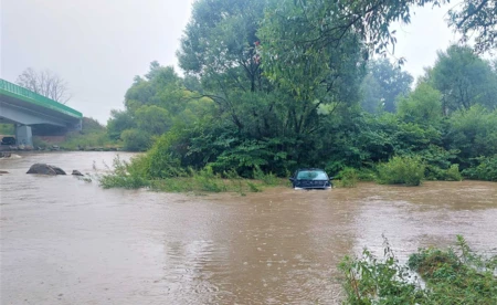 Opel w nurcie Soły w Łękach. Strażacy wydostali samochód na brzeg
