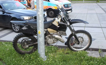 Nastoletni motocyklista podczas ucieczki potrącił policjanta