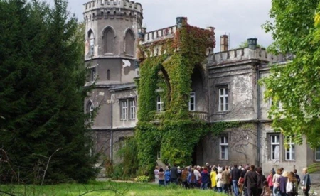 Ognisko i historia w pałacu Larischów w Bulowicach