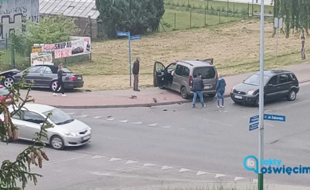 Kraksa dwóch peugeotów i bmw - FOTO