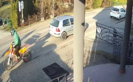 Motocyklista uderzył w samochód i uciekł z miejsca zdarzenia