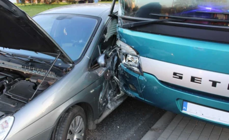 Wypadek autokaru turystycznego z blisko 50 osobami - FOTO