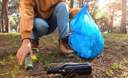 Rodzinne sprzątanie lasu i ognisko z kiełbaską