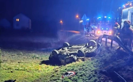 Drogowa szarża zakończyła się dachowaniem