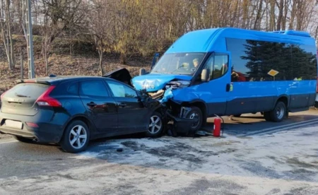 Zderzenie osobówki z busem. Droga krajowa zablokowana