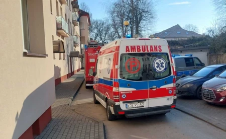 Seniorka była sama w mieszkaniu. Wymagała pomocy służb ratunkowych