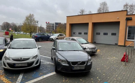 Parkingowa wolnoamerykanka na terenie szpitala - FOTO