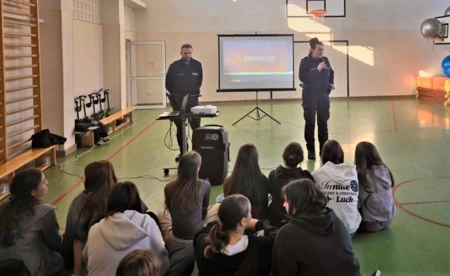 Hejt, oszustwa, przemoc. Policja edukuje młodzież o Internecie