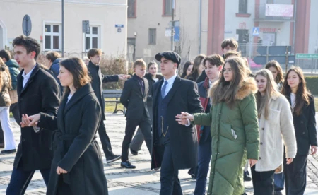 Konkurs, sztuka i polonez. Uczniowie Wyspiana świętowali - FILM, FOTO