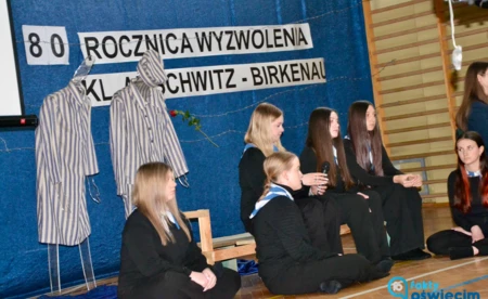 Młodzież pamięta. Akademia w rocznicę wyzwolenia Auschwitz - FILM, FOTO