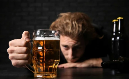 Strażacy wyważyli drzwi domu. Rodzice byli upojeni alkoholem