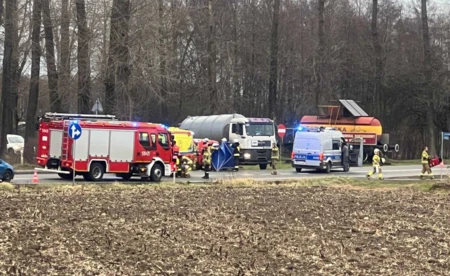 Ciężarówka potrąciła rowerzystkę. Krajówka zablokowana w obu kierunkach