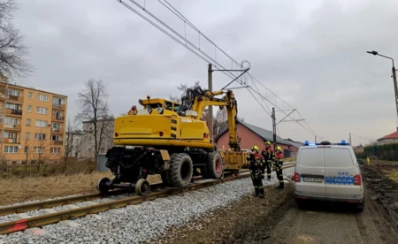 Koparka toczyła się po torowisku w Kętach