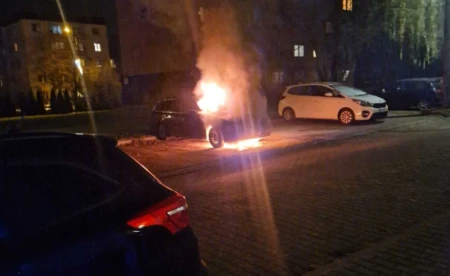 Samochód płonął na osiedlowym parkingu - FILM, FOTO