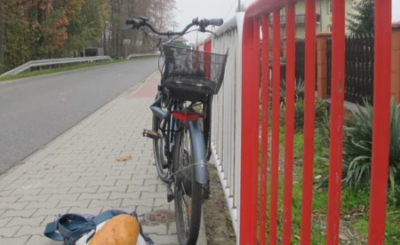 Podczas wyprzedzania potrącił seniorkę na rowerze