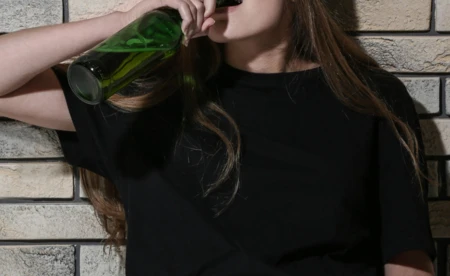 Interwencja na dworcu PKS w Kętach. Kobieta upojona alkoholem